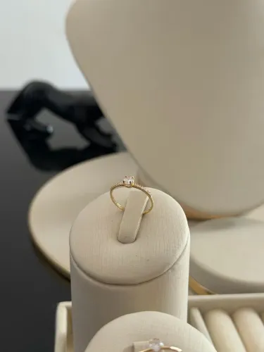 Anel de noivado de ouro solitário em zirconias 18k
