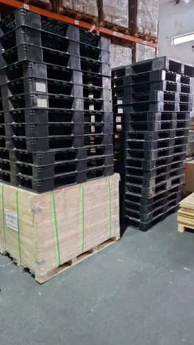 06 pallet de plástico para retirar na mooca. 60 reias a unidade