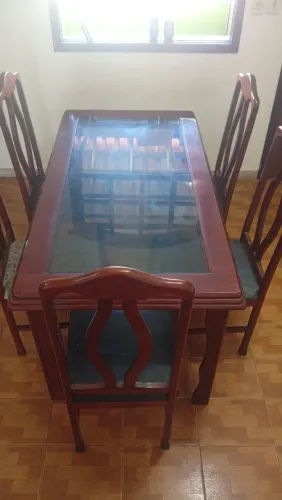 Mesa com tampo de vidro