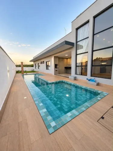 Casa - Jardins Amsterdã - 233m2 - 03 suítes - Escritório - Piscina - 04 vagas - Energia So