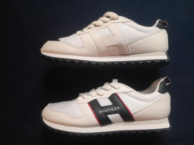 Tenis Tommy original tamanho:34-35. 120 reais preço negociável