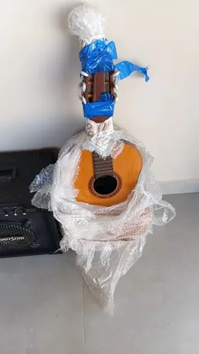 Violão Di Giorgio e Amplificador de guitarra
