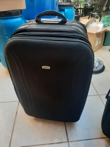 02 malas grandes, para viagens.