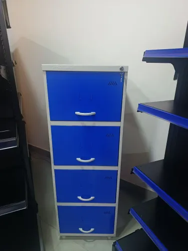 Arquivo de aço 4 gavetas coloridas com pequenas avarias. Novos