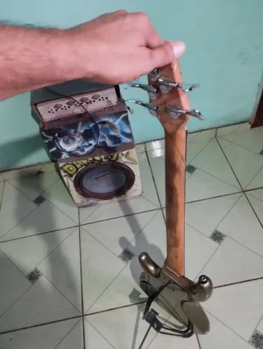 Vende-se contrabaixo Condor 5 cordas e ativo.