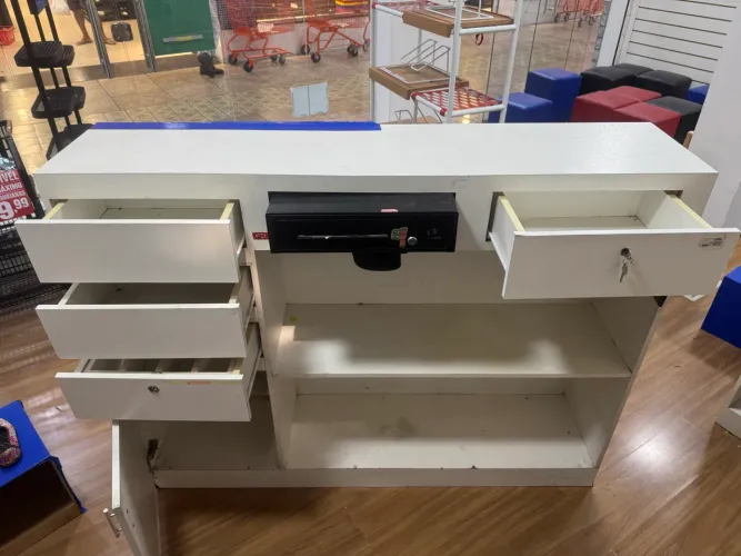 Balcão para loja com gavetas e espelho