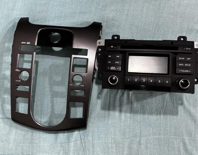 Rádio com moldura original Kia Cerado 2010