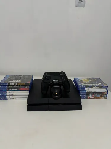 VENDE-SE PS4 COM DOIS CONTROLES ORIGINAIS E VÁRIOS JOGOS
