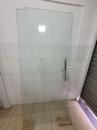 Porta de vidro com puxador e fechadura