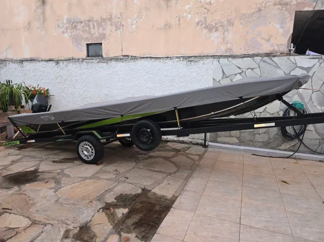 Vendo excelente conjunto com Carreta, Barco e motor para pesca com 30 HP