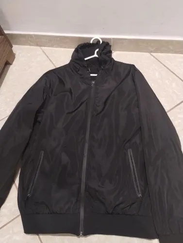 Jaqueta masculina impermeável preta, com 2 listra na touca com regulagem e bolso dentro