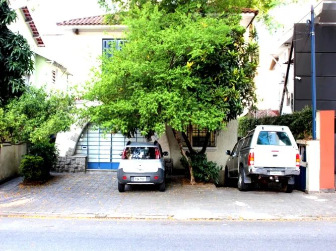 Casa Comercial no Pacaembu: 9 salas, 6 banheiros, 6 vagas, 300m² - Venda ou Locação em São