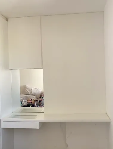 Móvel 2 em 1: Penteadeira Camarim Suspensa + Painel para TV - Ótimo Estado!