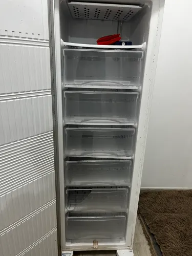 Freezer vertical com defeito