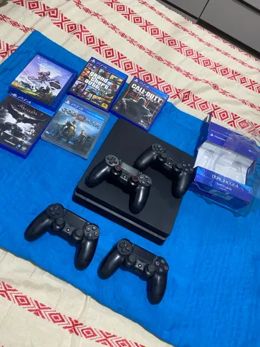 PS4 SLIM + JOGOS ORIGINAIS , ACOMPANHA CAIXA , 4 CONTROLES ORIGINA