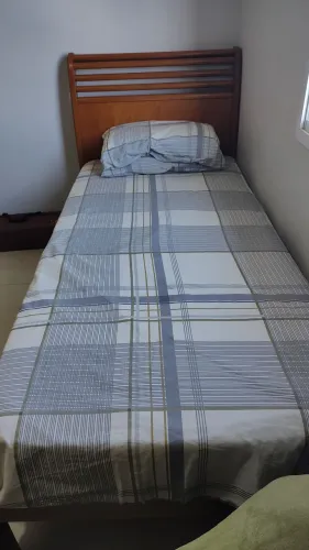 Cama de solteiro em madeira sem colchão
