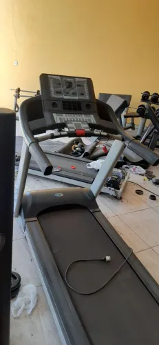 Esteira atletic 4000T profissional com inclinação valor 8 mil