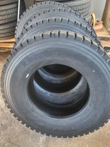 Vendo pneus Godyar Kamax D Borrachudo. 295