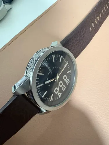 Relógio Diesel DZ1513 com pulseira de couro marrom