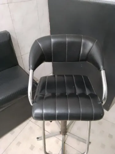 estou vendendo este cadeira de corta cabelo de criança 