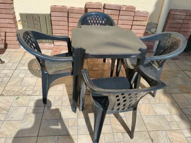 Kit mesa e 4 poltronas plásticas preta