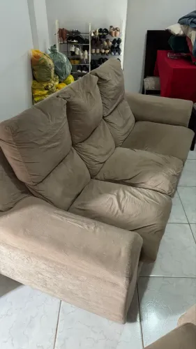 Sofá 3 e 2 lugares em tecido suede bege - confortável e resistente