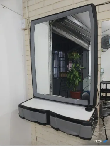 Vende-se bancadas com espelho e gavetas para salão de beleza ou barbearia. R$ 250,00 cada.