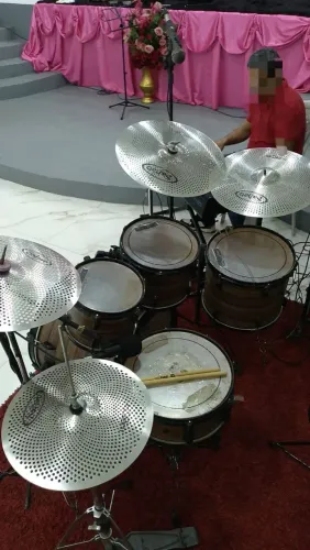 VENDO OU TROCO BATERIA ComPLETA , PRA LEVAR AGORAAAA