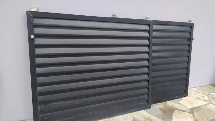 Porta preta de alumínio pia , churrasqueira ou área de serviço