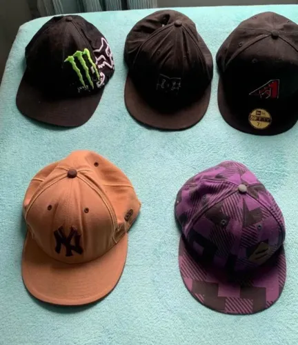bonés de marcas variadas 