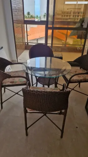 Conjunto de cadeiras e centro