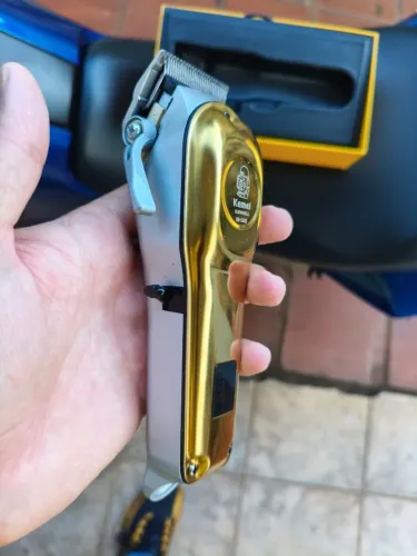 Vendo essa máquina semi nova da marca KEMEI está em ótimo estado 