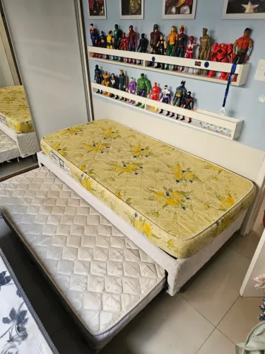 Cama de solteiro com cama auxiliar