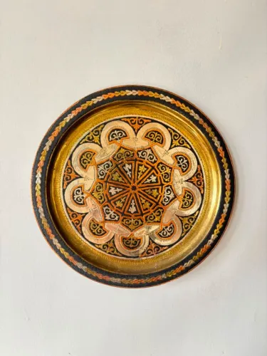 Belíssimo prato decorativo, em metal ornamentado - 29,5cm de diâmetro