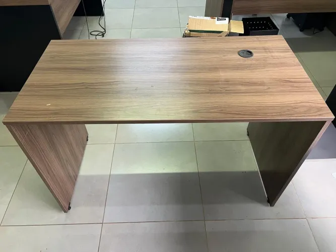 Mesa sem gavetas de escritório