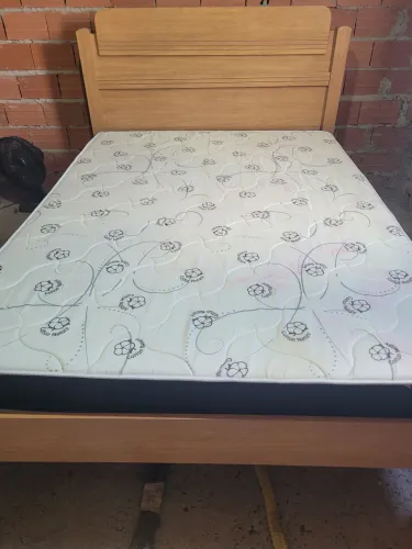 Vendo cama de casal com colchão. Apenas 4 meses de uso para retirar no local