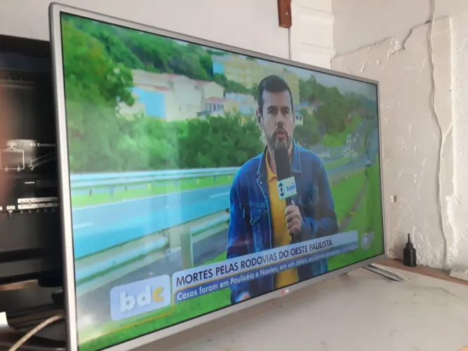 Tv LG LED 42 polegadas linhas verticais