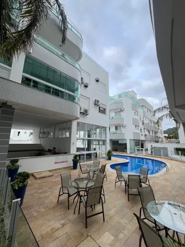 Alugo apartamento de 2 quartos semi mobiliado em Canasvieiras 50 metros da praia ( Anual )