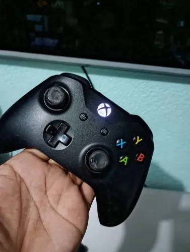 Controle original Xbox one 2 geração com entrada P2 sem a tampa da bateria 