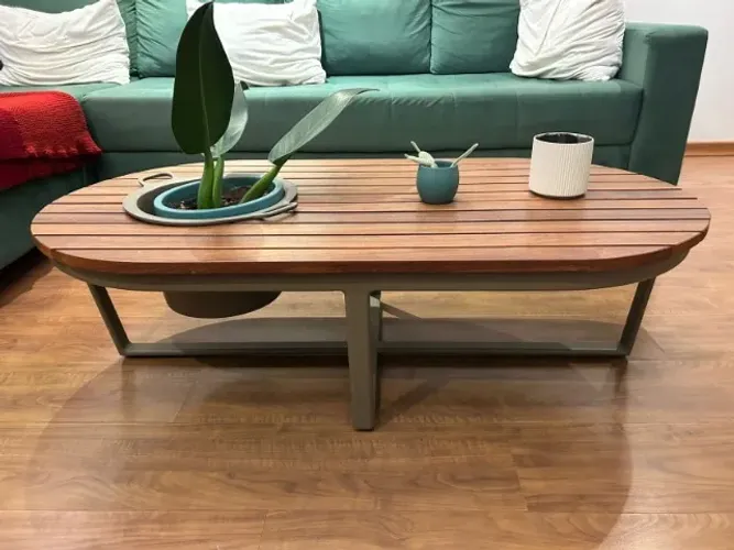 Mesa madeira maçiça e alumínio com pintura eletrostática.