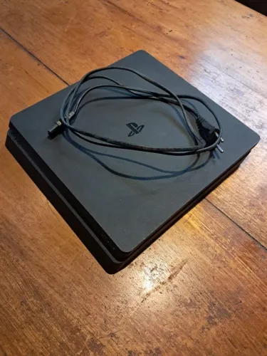 Playstation 4 500gb com 5 jogos e 2 controles