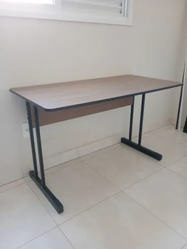 Mesa estrutura metálica nova