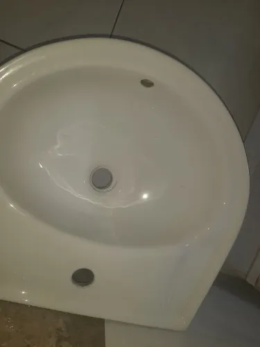 Pia para banheiro avariada, leia