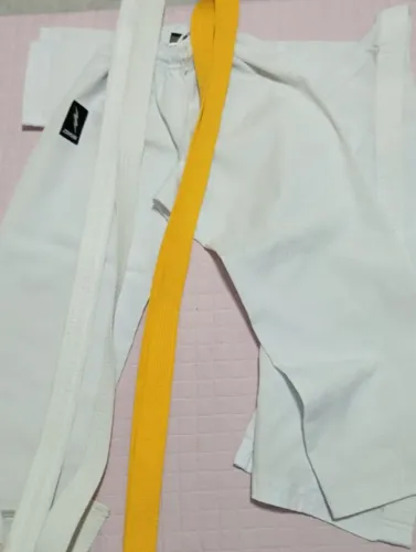 Kimono de karatê com 2 faixas - branca e amarela
