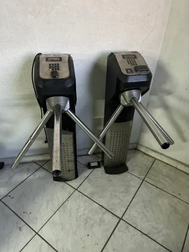 Catraca de acesso 750 reais cada as duas 1400