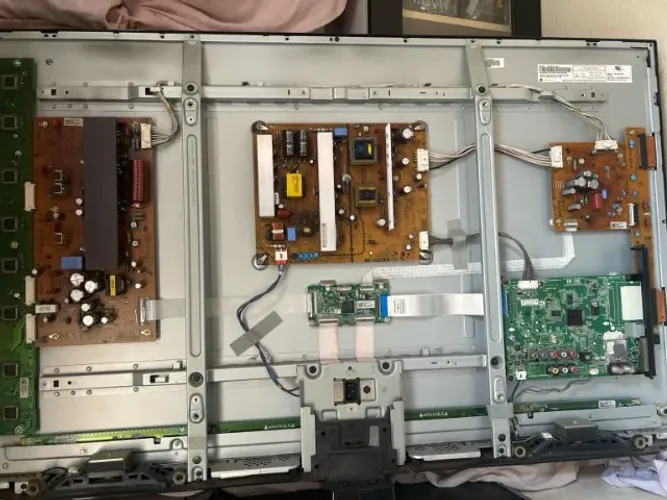 TV LG 42PN4600 desmontada para retirada de peças / placas eletrônicas.