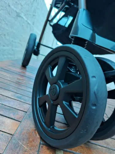 Carrinho de bebê preto da galzareno