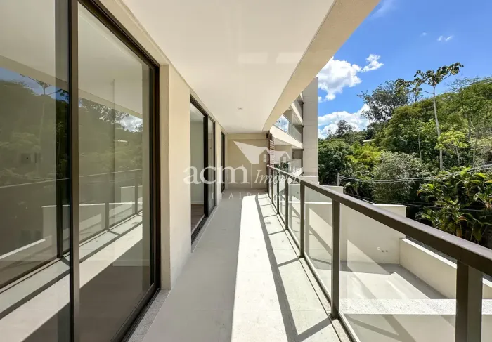 Condomínio Granja Brasil Itaipava. Apartamento silencioso e com vista para o verde. 2 quar