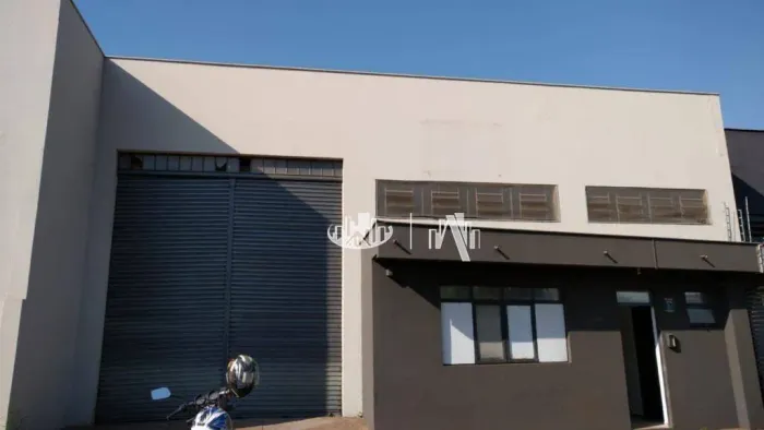 Barracão para alugar, 360 m² por R$ 4.800,00/mês - Indústrias Leves - Londrina/PR