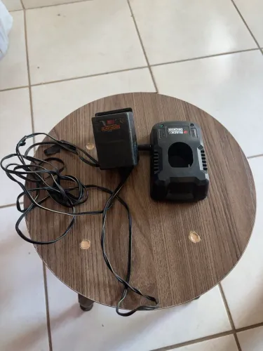 Vendo carregador e base para carregar baterias de parafusadeira e furadeira